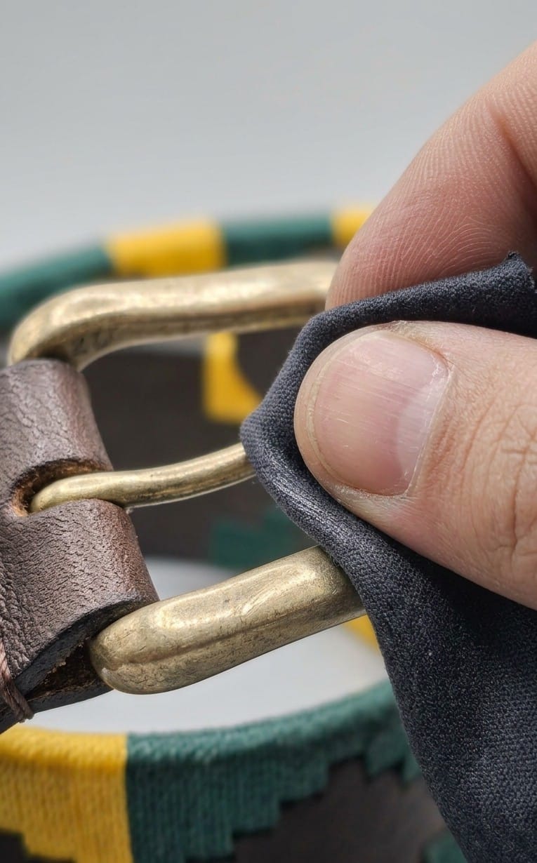 Comment nettoyer la boucle en laiton de votre ceinture sans abîmer le cuir ?
