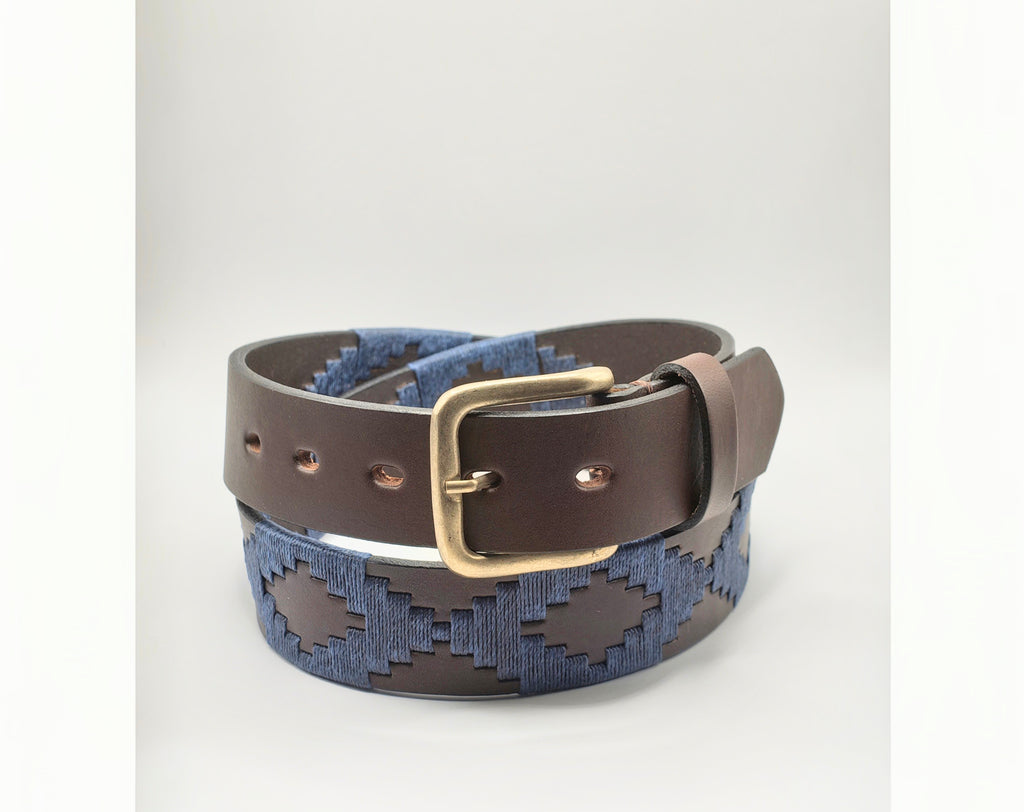 Broderie bleu denim, ceinture cuir Unquillo