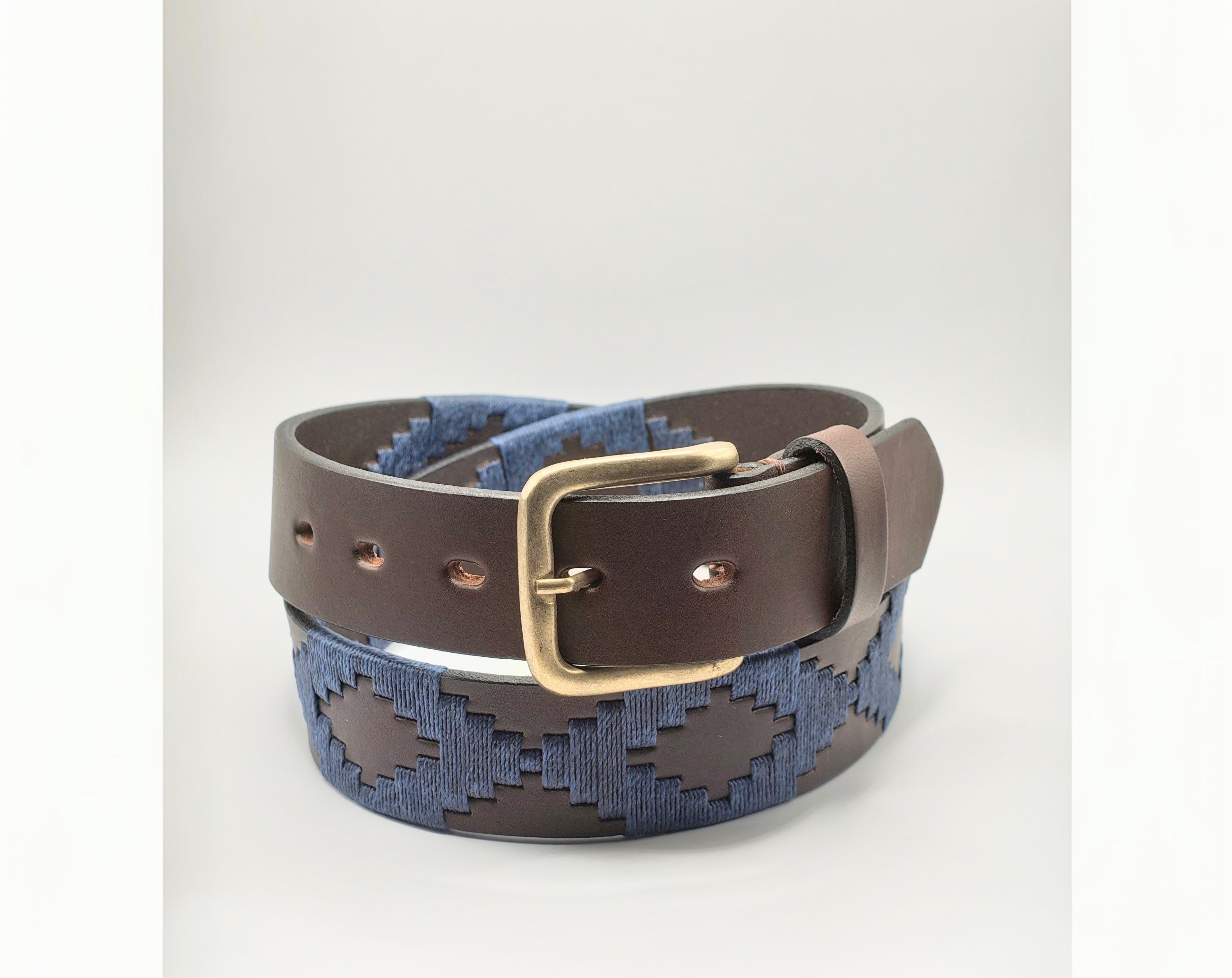 Broderie bleu denim, ceinture cuir Unquillo