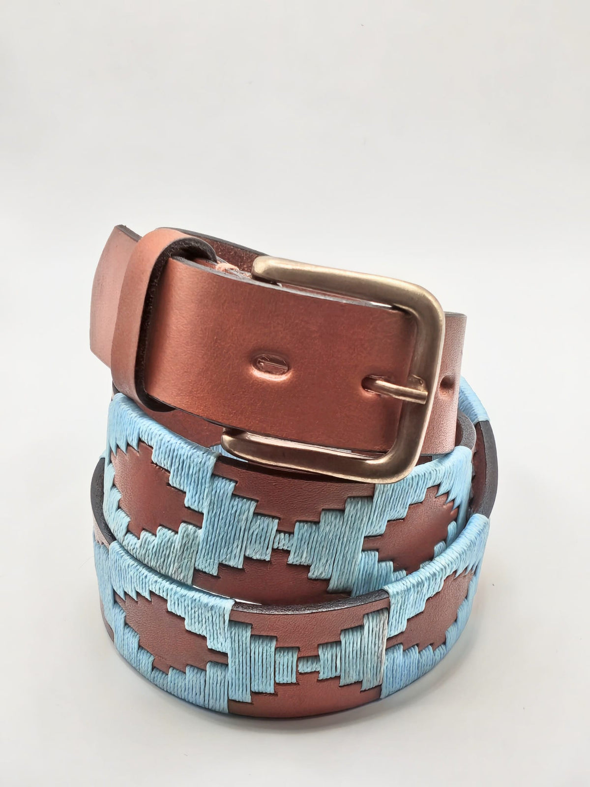 Broderie bleu ciel, ceinture cuir brodée Nono