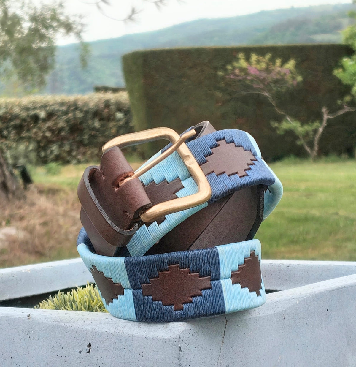 Détail broderie bleu ciel, ceinture cuir Patria