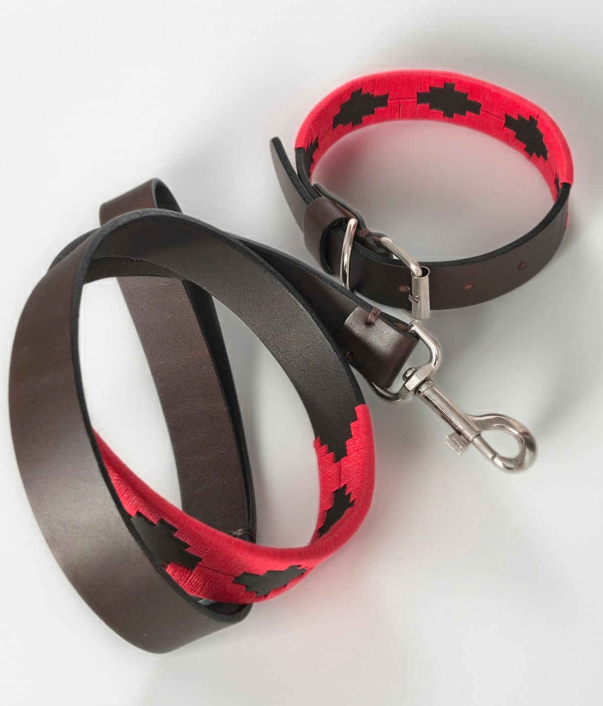Duo collier et laisse en cuir brodé collection Flor, présentation à plat, fait main en Argentine – Pacha Inti